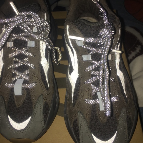 Yeezy 700 - Picture 4 of 5